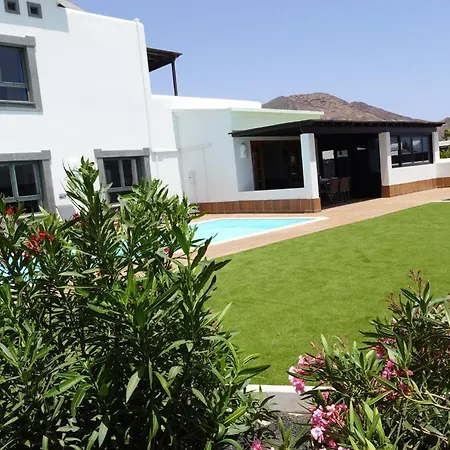 Вилла Endearing Lanzarote Dorada 3 Bedrooms Private Pool
